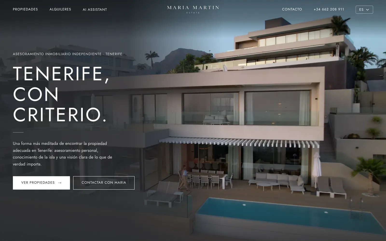Página de inicio de Maria Martin Estate: «Tenerife, con criterio.» sobre una villa moderna con piscina, con botones para ver propiedades y contactar con Maria